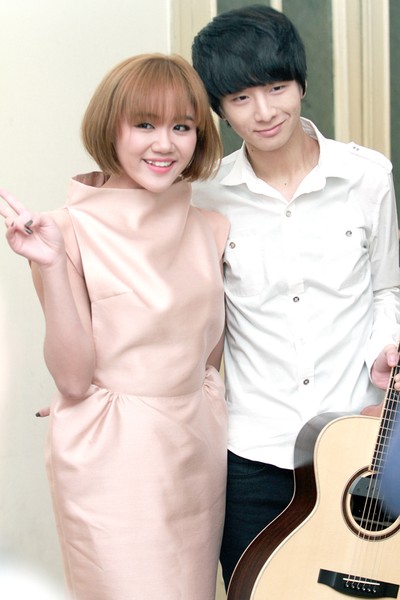 Là nữ ca sỹ duy nhất trong Sungha Jung Concert Tour in Vietnam 2014, Văn Mai Hương đã có phần trình diễn tuyệt vời cùng thần đồng guitar Hàn Quốc. Trước khi hát, cô nói muốn được ôm thần đồng thật chặt, để bày tỏ tình cảm và sự trân trọng với một tài năng âm nhạc hiếm có của châu Á.